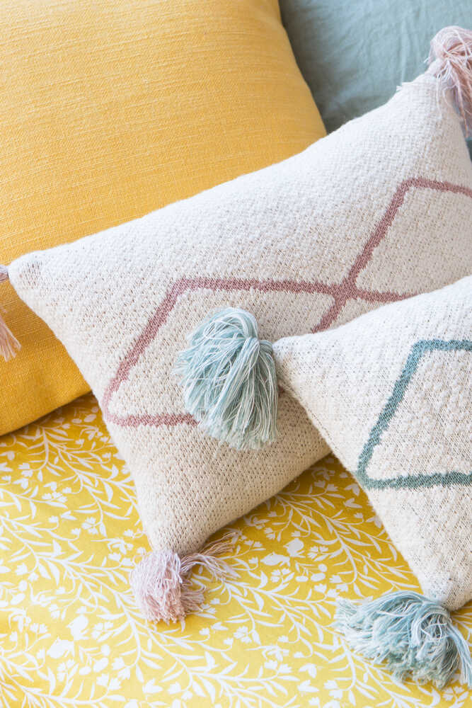 KNITTED CUSHION LITTLE OASIS NATURAL - PALE PINK - Image 3