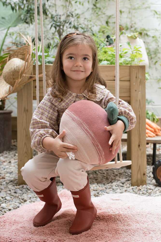 KNITTED CUSHION RAMONA THE RADISH - Image 5